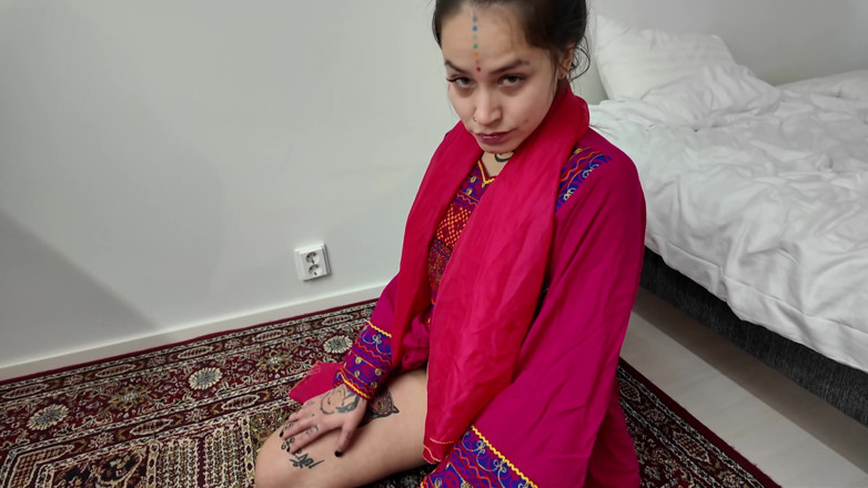 Amateur Homemade Porn: Babam evde yokken Afgan üvey kız kardeşimi sikiyorum