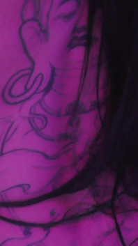 Gros nichons, gros cul, une belle fille tatouée prend une dose de sperme sur son ventre et ses seins après une longue taquinerie et séduit