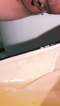Ibu tiri kencing di sepatu hak tingginya dan ngentot memeknya pakai sepatu hak tinggi sampai kencing!
