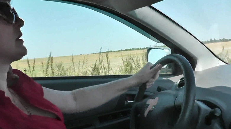 XXX-Platinum: MiLF sexy autista al volante tirato fuori dalla figa si è...
