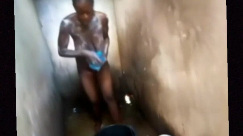 Sex tatie dessi: Cewek afrika lagi mandi bareng wanita afrika