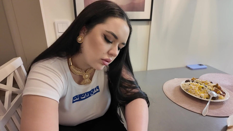 Amateur Homemade Porn: Ngentot saudara tiri persia dengan pantat bahenol setelah makan siang...