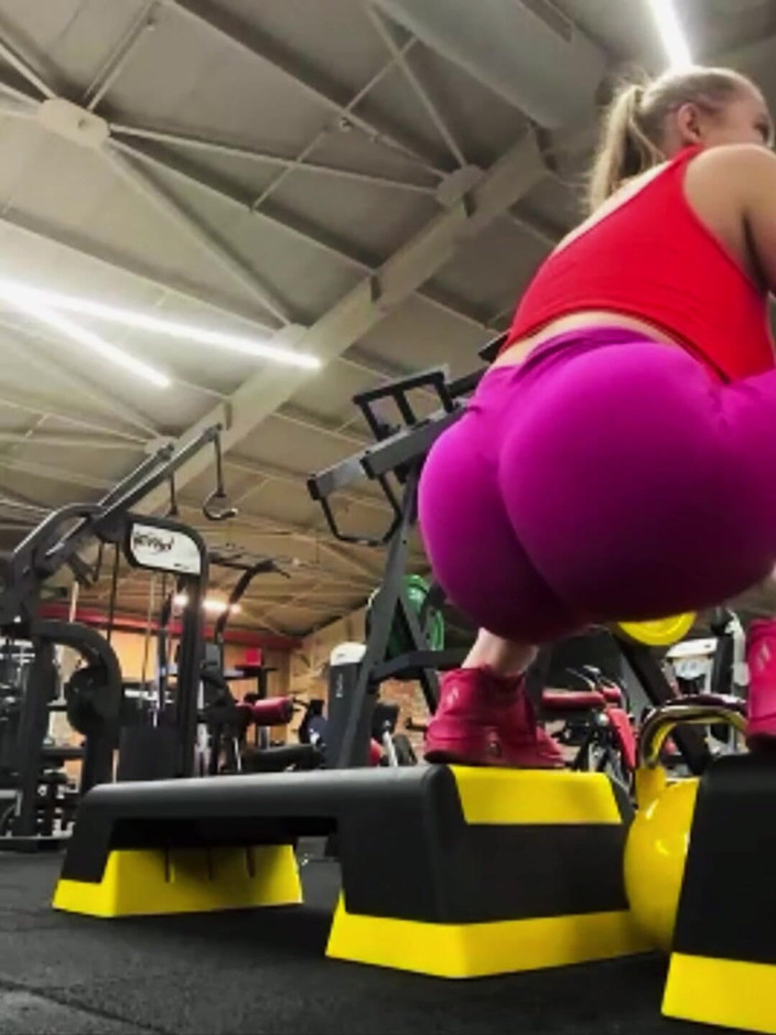 JuiceLussie: Entrenamiento sexy en el gimnasio en leggins