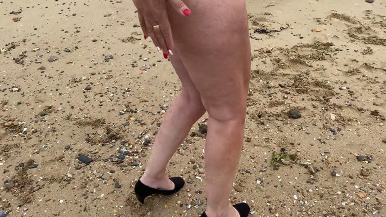 MartinsMrsMilf: En robe noire puis nue sur la plage