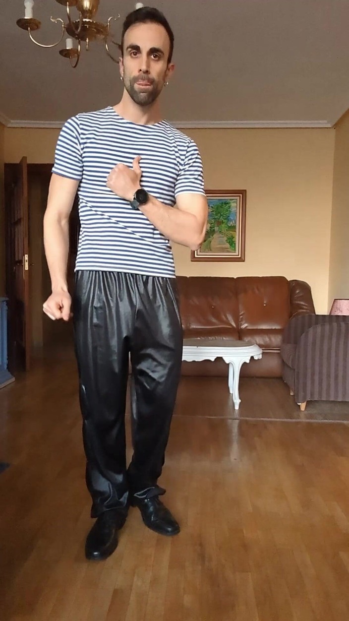 Zeus Ray: Dělám streeptease oblečená ve vojenských šatech