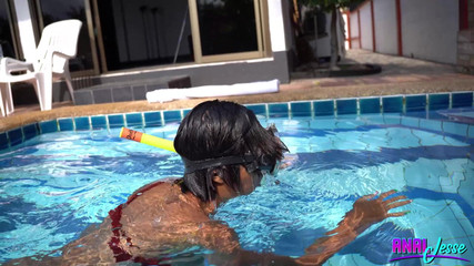 Jesse Thai: La teen asiatica nuota e fa snorkeling con un plug...