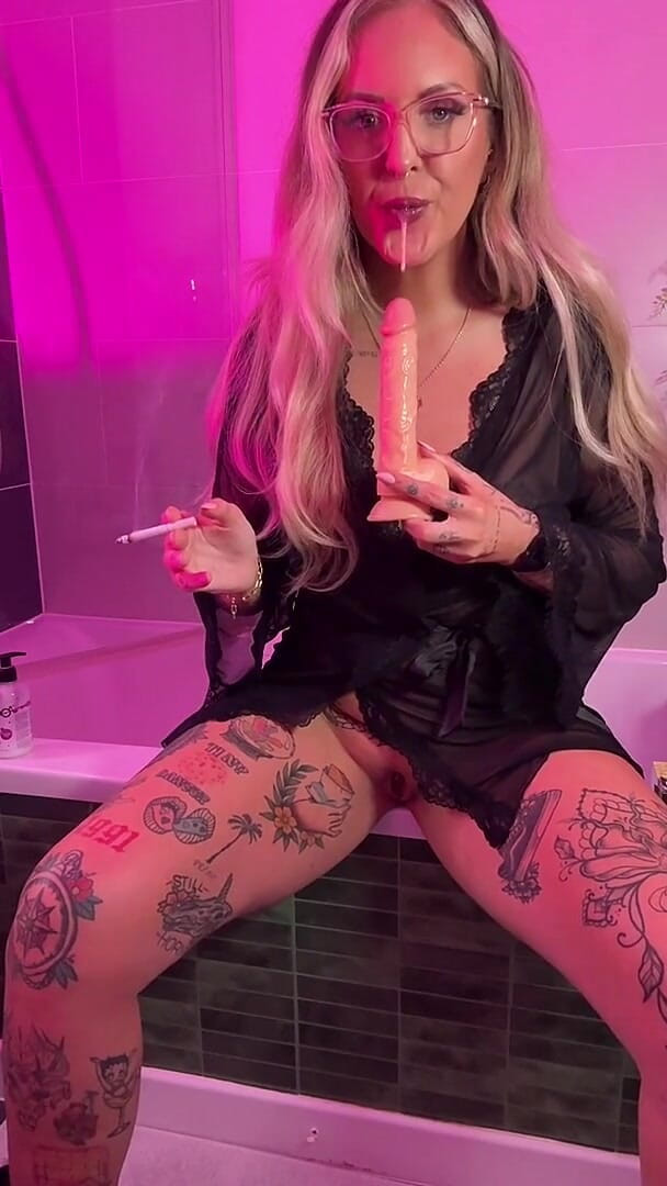 Goddess Gigi Smoking Dildo Blowjob (Gigi Patsy)