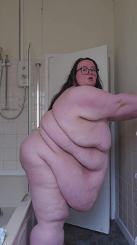 SSBBWのバスルームでのストリッピング 脂肪体探求