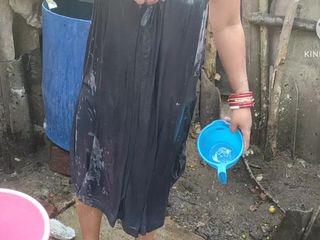 Anit studio: Rijpe vrouw giet graag water over zichzelf met kleren aan