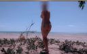 Wifey Does: Vrouw danst naakt op een strand