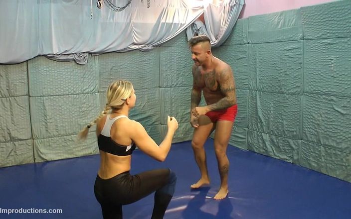 European Erotic Mixed Wrestling Club: Блондинка брудно розмовляє з хлопцем, коли вона обертає навколо нього свої стрункі ноги
