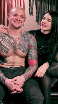 Wunderschöne sinnliche herrin und göttin pegging und melken