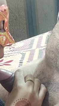 Cachonda Pirya Bhabhi disfruta chupando la polla de su pareja y haciendo una mamada