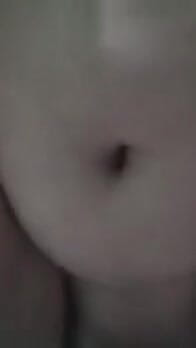 Sexy Filipijnse milf berijdt, neukt en zuigt haar grote dildo als een professional