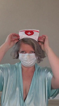 Vollbusige hausfrau verkleidet sich in sexy krankenschwester-uniform. Mollige MILF mit dickem hintern ist bereit für Rollenspiel-Party.