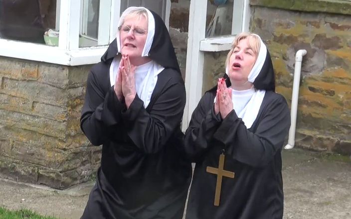 Dirty Doctors Clips: Trisha e Claire são freiras em fuga