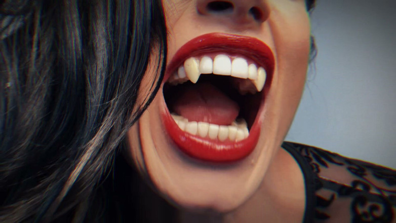 Eva Angelina: مصاص دماء