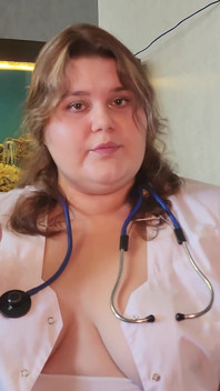 Gordinha enfermeira com peitos grandes adora beber porra de pacientes