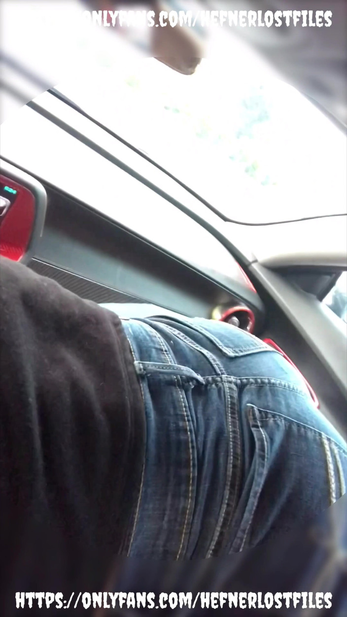 PlayboyHef: Хорошенькая сучка сосет мой хуй в дороге