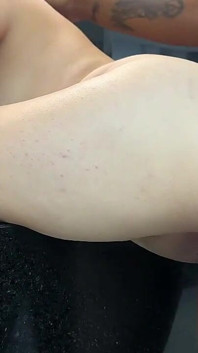 큰 의붓형은 호기심 많은 여동생에게 교훈을 주고, 인생 최고의 섹스를 하게 됩니다.