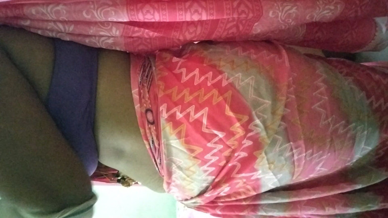 Tamil lesbian: Evli kadın etek ve sari ateşli giyiyor