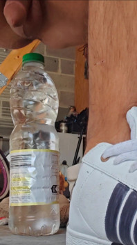 Mainin memeknya pakai botol di pantat mungilku