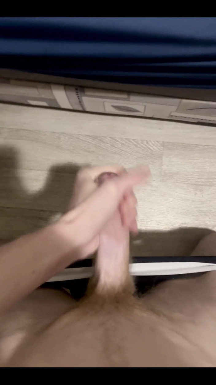 Johnny69227: Mi sono in ginocchio e mi sono segato