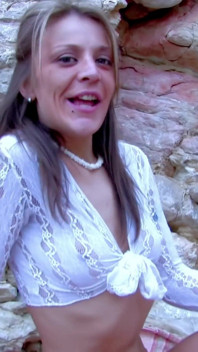 Gagica spaniolă slabă Sonia Lion futută tare în cur la plajă de Terry Kemaco