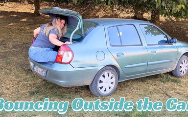 Your fantasy studio: Škádlení kufru: poskakování před autem