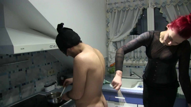 Femdom Austria: Hem slaan met een houten lepel om beter te koken