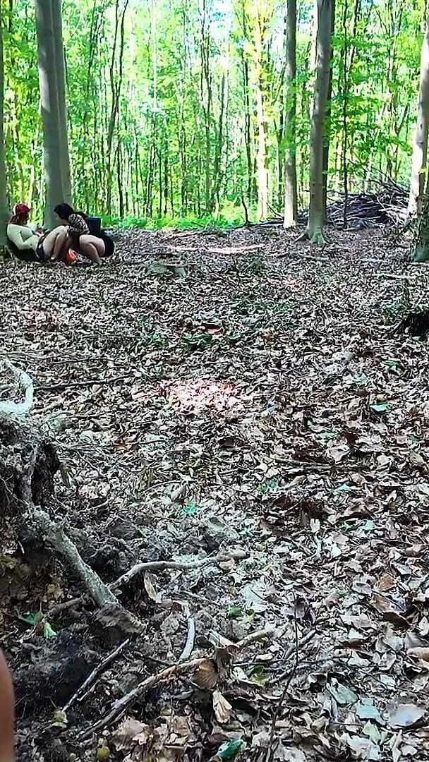 yukinky: Um voyeur na floresta transa com duas vadias