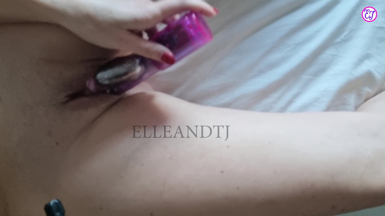 elleandtj: Masturbuje s vibrátorem