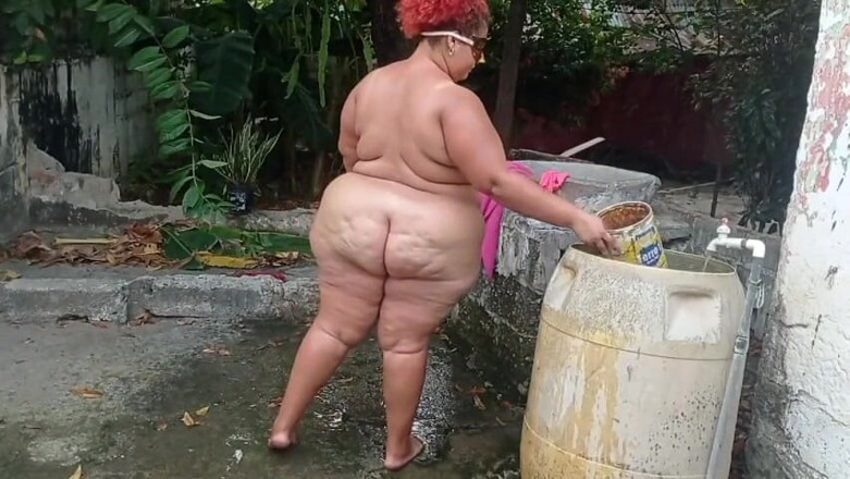 Gordita Culo Rico: La mia matrigna puttana si fa una doccia nel patio