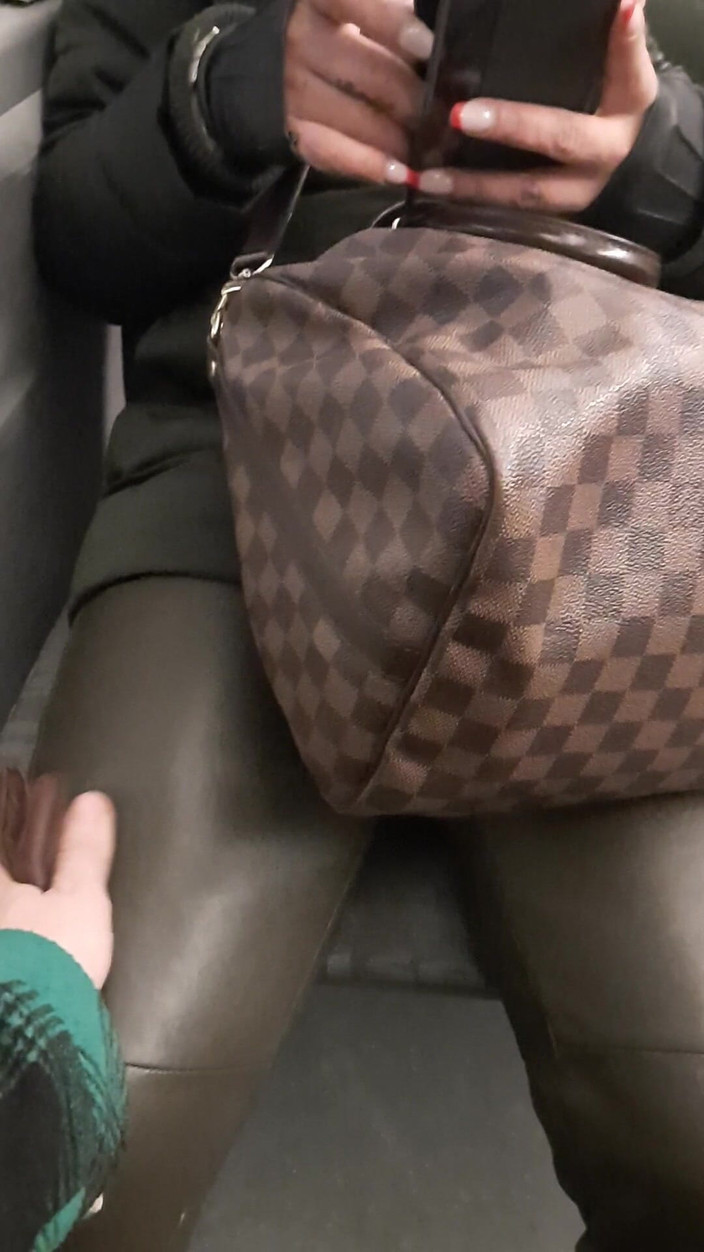 Mistress Meley: Senti la mia troia in pantaloni di pelle