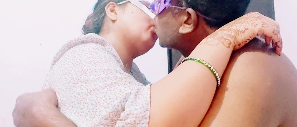 Xpriya sex: Sexy Priya Bhabhi Gave Blowjob in Green Sari.