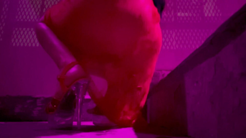 Artemisia Love: Artemisia suka pamer sepatu hak tinggi dan pantat montoknya sambil...