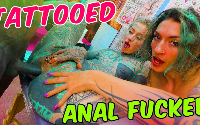 Anuskatzz: Tattoo dreier wild gegangen, stark tätowierter Künstler hämmert den arsch...