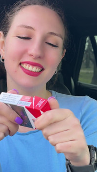 Red Lips Marlboro dym na twarzy i seksowna perspektywa striptease