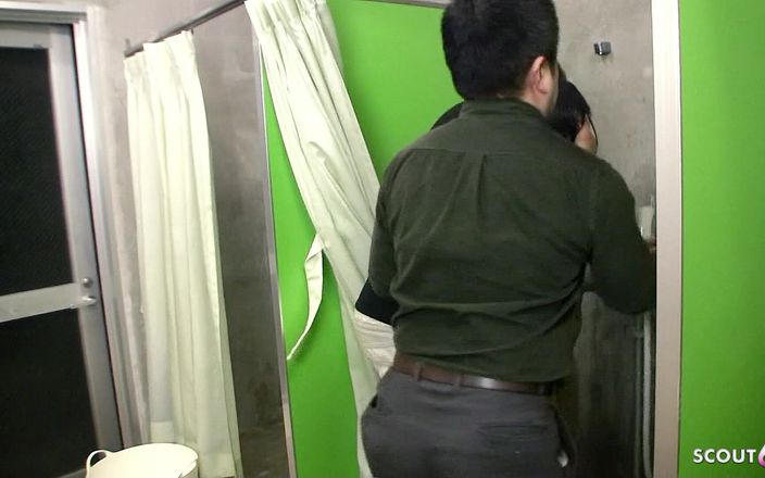 Asian porn collection: Adolescente japonesa Arisa follada en coño peludo por hermanastro y...