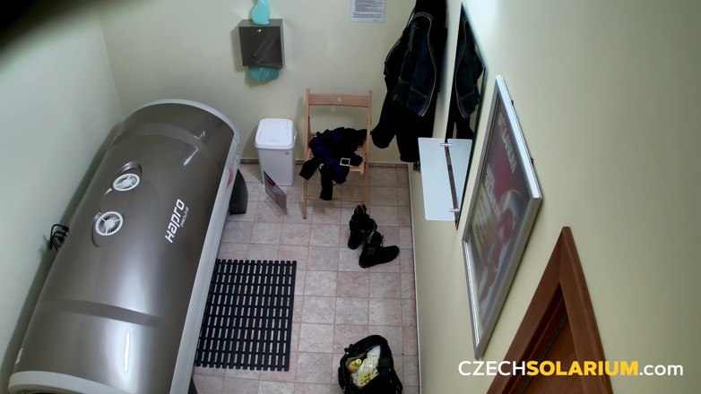 Czech Solarium: Czech Solarium 73: Opalona laska rozbiera się do kamer