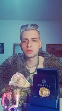 Um prato de massas no meio do dia