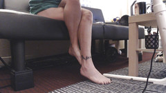 Abby Anna: Nahé holé dvojité zkřížené nohy