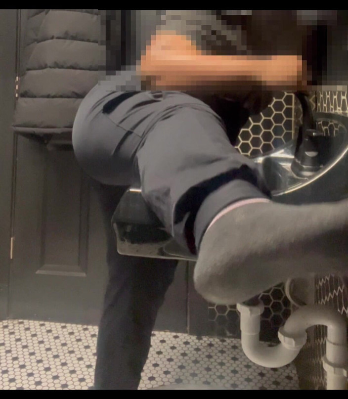 Anye Meshell: 这些浴室不有序，但我很饥渴，所以我把自己锁进去！