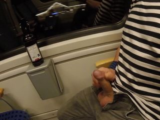 Funny boy Ger: Masturbando e gozada cremosa em um trem de condução