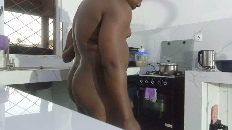BMCs: Saya pergi berhubungan seks dengannya di dapur memasaknya untuk suaminya...
