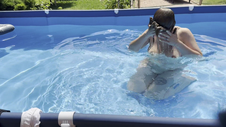 Emeli: Jeu dans la piscine en plein air