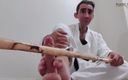 Manly foot: Ano, Sensei! - Instruktor blackbelt bojových umění učí studenta tvrdou lekci...