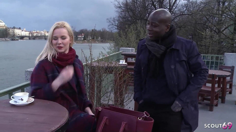 Full porn collection: Blonďatá milfka Nikky je ošukaná do zadku černochy během trojky během...