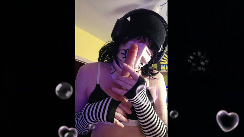 ALISA_XxX_: Klitorisini okşuyor ve anüsü esnetiyorum