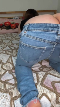 Buttcrack jeans pruttar i sängen